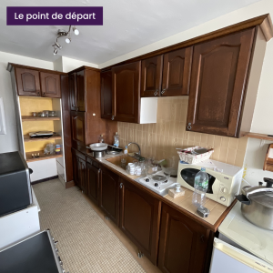 Cuisine avec façades en bois foncé avant rénovation – projet à Villeurbanne