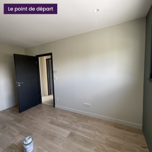 Chambre vide avant aménagement sur mesure, parquet bois clair et murs neutres