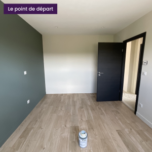 Vue d'ensemble d'une pièce non meublée avant transformation, mur vert olive et sol bois clair