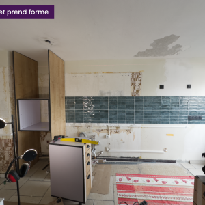 Début du montage de la colonne et des caissons dans une cuisine en rénovation