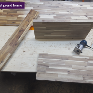 Fabrication en atelier de panneaux bois pour meuble sur mesure, plan de travail en cours d’usinage