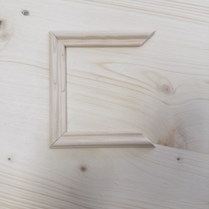 Éléments de cadre en bois assemblés en angle, préparation des moulures pour façade sur mesure