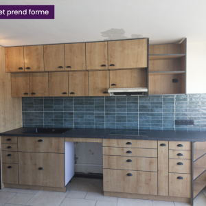 Meubles hauts et bas posés, plan de travail installé et crédence finie – cuisine rénovée en phase finale