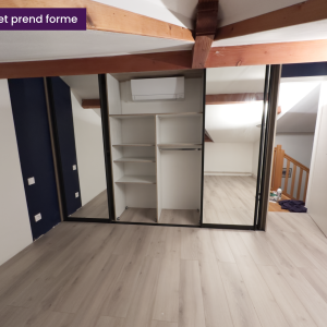 Intérieur de la façade de placard avec niches et climatiseur intégré, dans une pièce fraîchement rénovée.