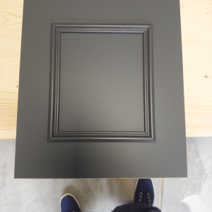 Façade noire mate avec moulures classiques, test de rendu avant assemblage définitif