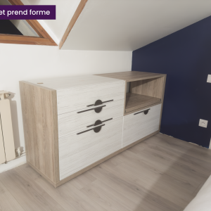 Premier meuble bas encastré installé sous une fenêtre rampante avec radiateur apparent.