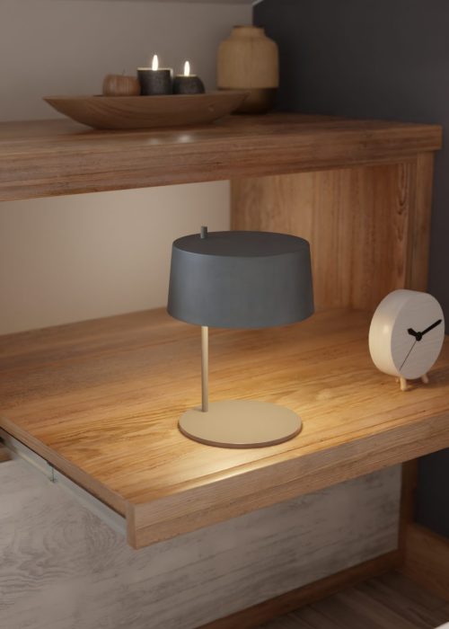Vue 3D d'une tablette coulissante en bois clair servant de chevet, avec une lampe de table grise et un réveil blanc, intégrée à un meuble de rangement en bois.